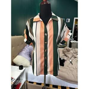 Super cute short sleeve button up shirt